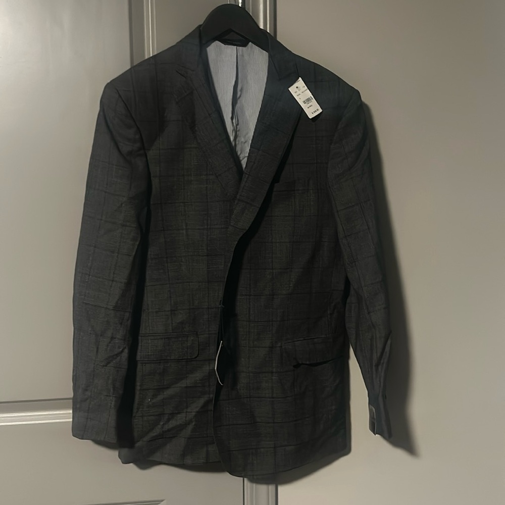 Brand new, tags still attached Brooks brothers blazer. Size 42 Regular